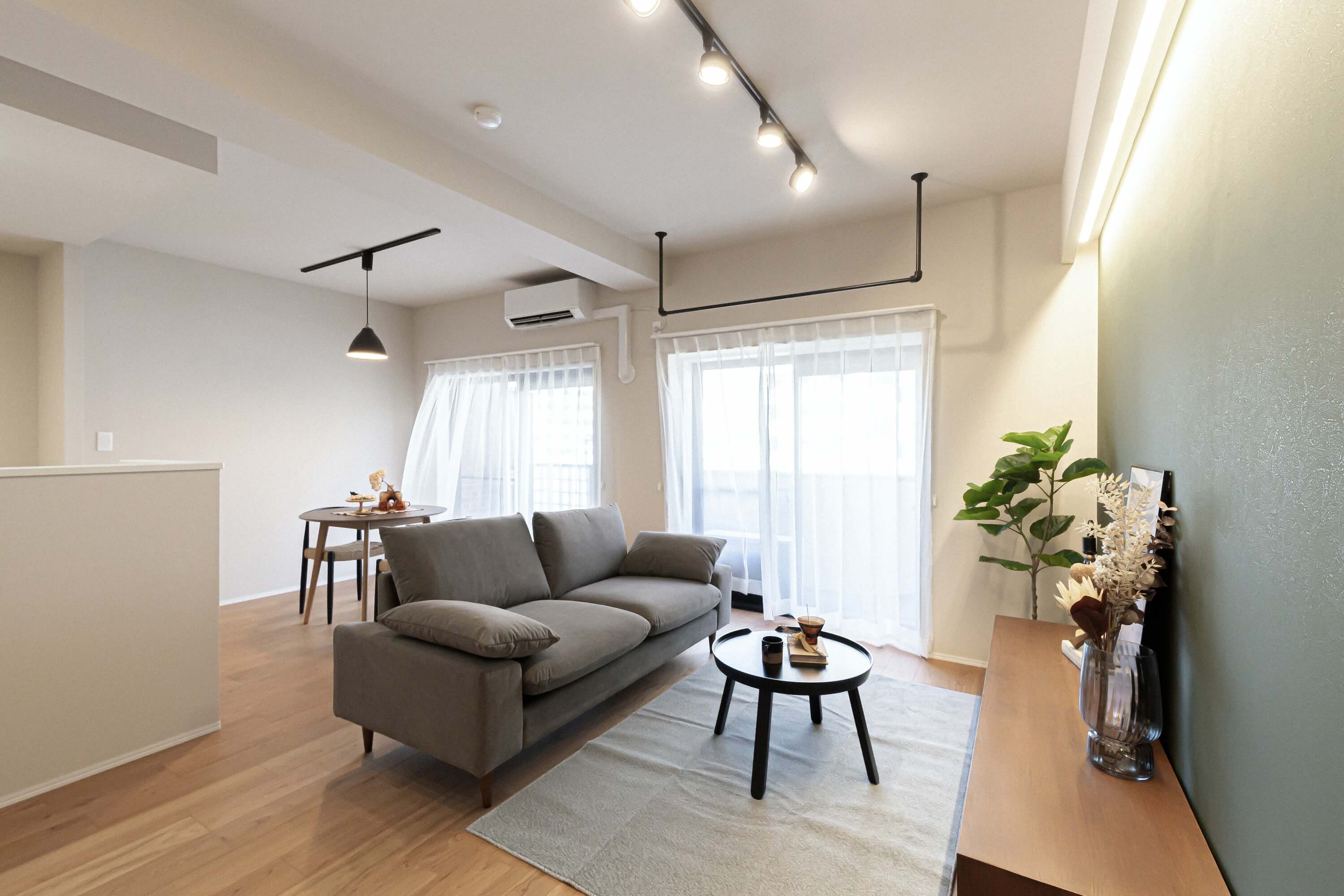 街なかで穏やかにくつろぐ